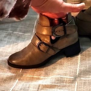 FINAL SALE! LIKE NEW! Easy street women's ankle booties size 6.5 EUC